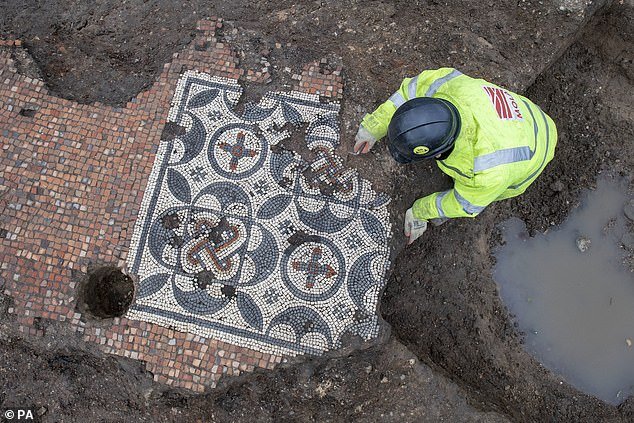 Потрясающая римская мозаика с яркими цветами и геометрическими узорами найдена в Лондоне