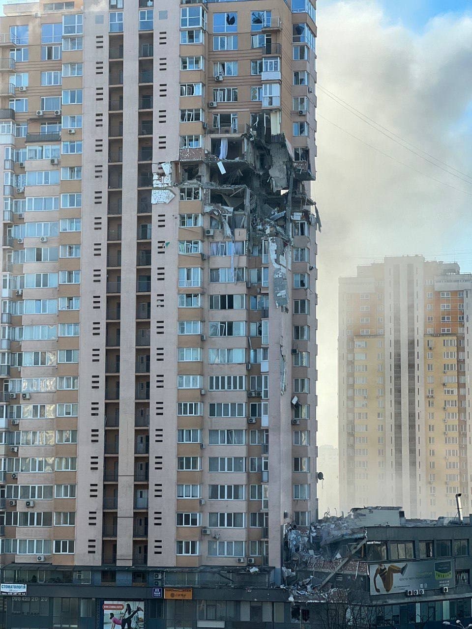 В Киеве ракета попала в жилой дом