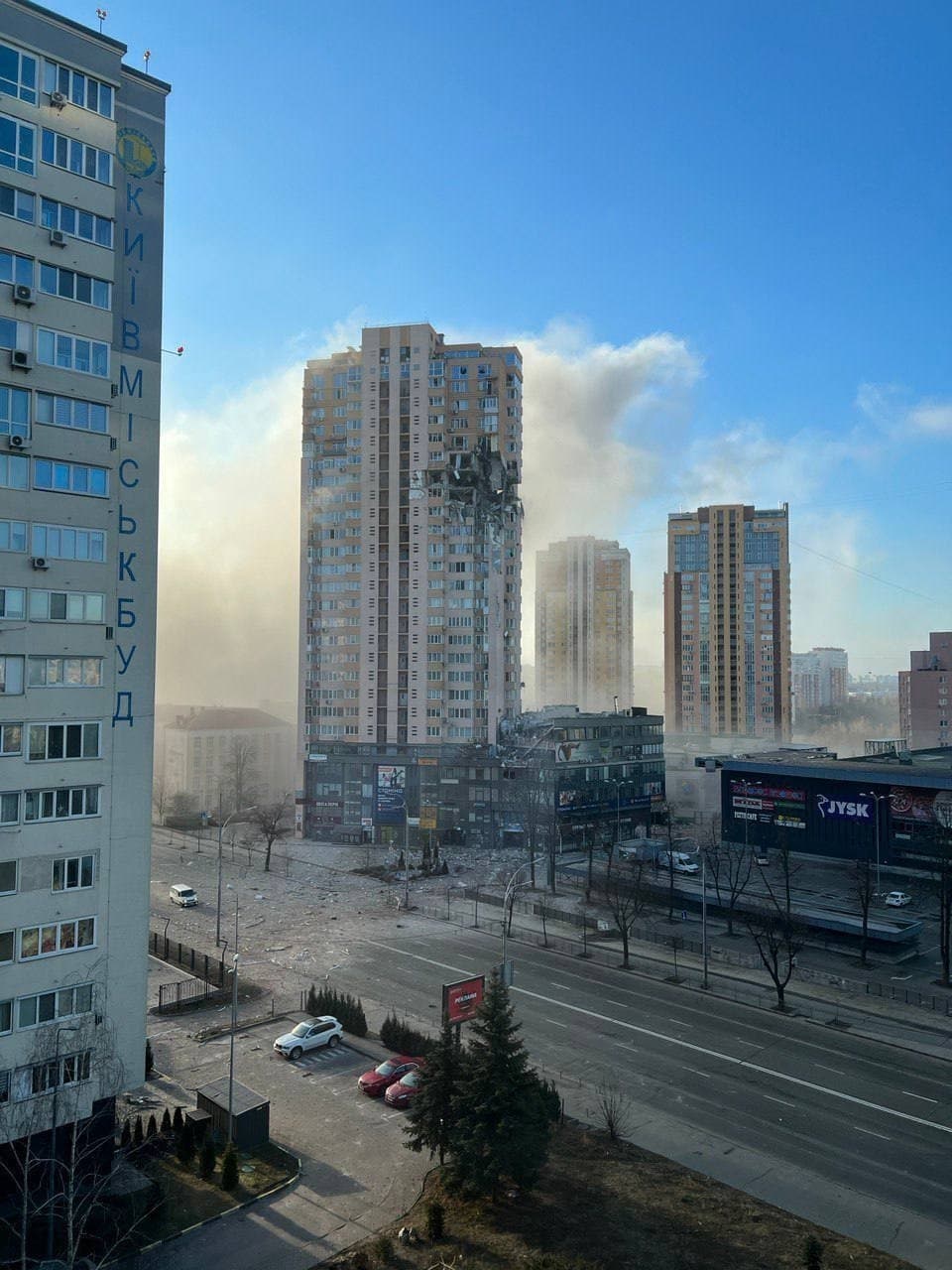 В Киеве ракета попала в жилой дом