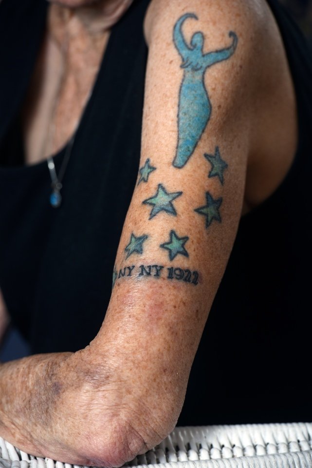 Женщина сделала первую татуировку в 80 лет, на 100-летие добавила еще
