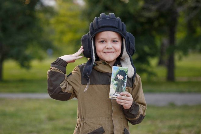 В Белгородской области выпустили шоколад «Алёшка» в честь мальчика, приветствующего военных