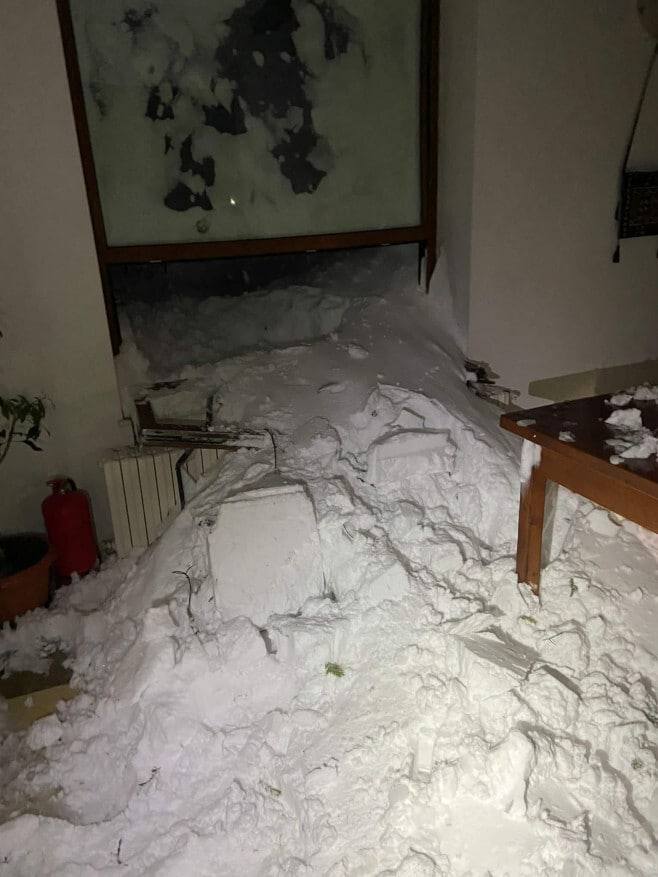 В Румынии отель завалило снегом после схода лавины 