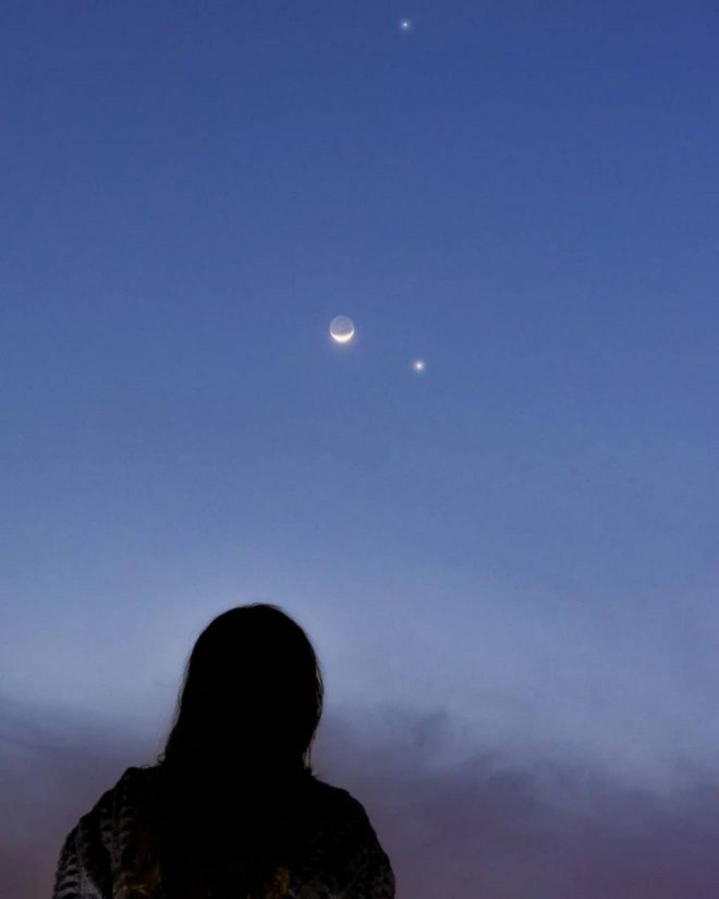 Сегодня на ночном небе можно увидеть редкое явление – Луну в компании Юпитера и Венеры