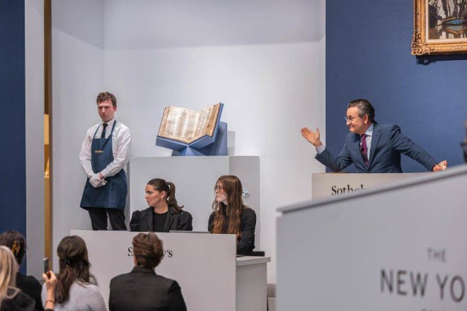 На аукционе Sotheby's в Нью-Йорке продали тысячелетнюю Библию на иврите за $38 миллионов