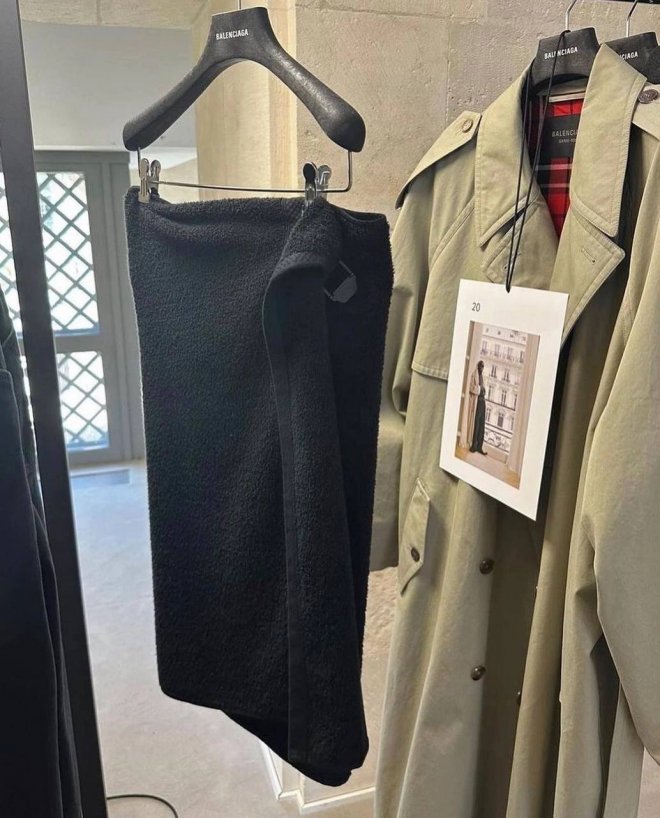 Balenciaga представили юбку в виде банного полотенца