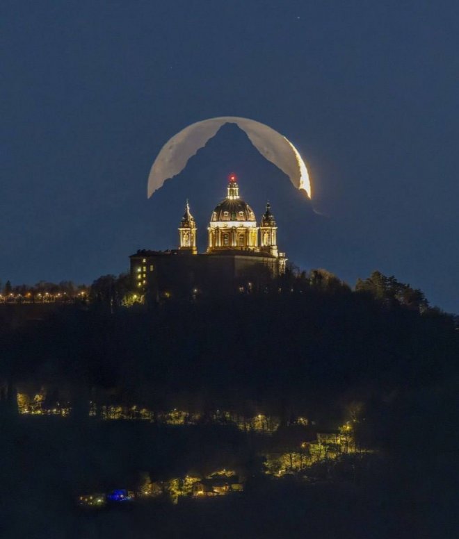 Итальянский фотограф Валерио Минато запечатлел церковь Суперга на фоне горы Монвизо и Луны