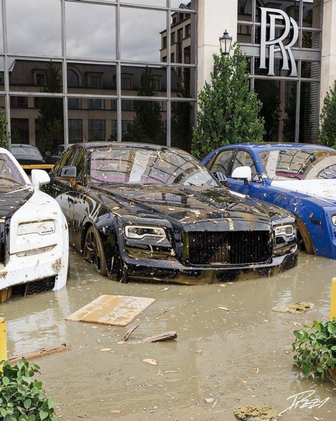 Так выглядят премиальные автомобили на улицах Дубая затопленных после сильных дождей